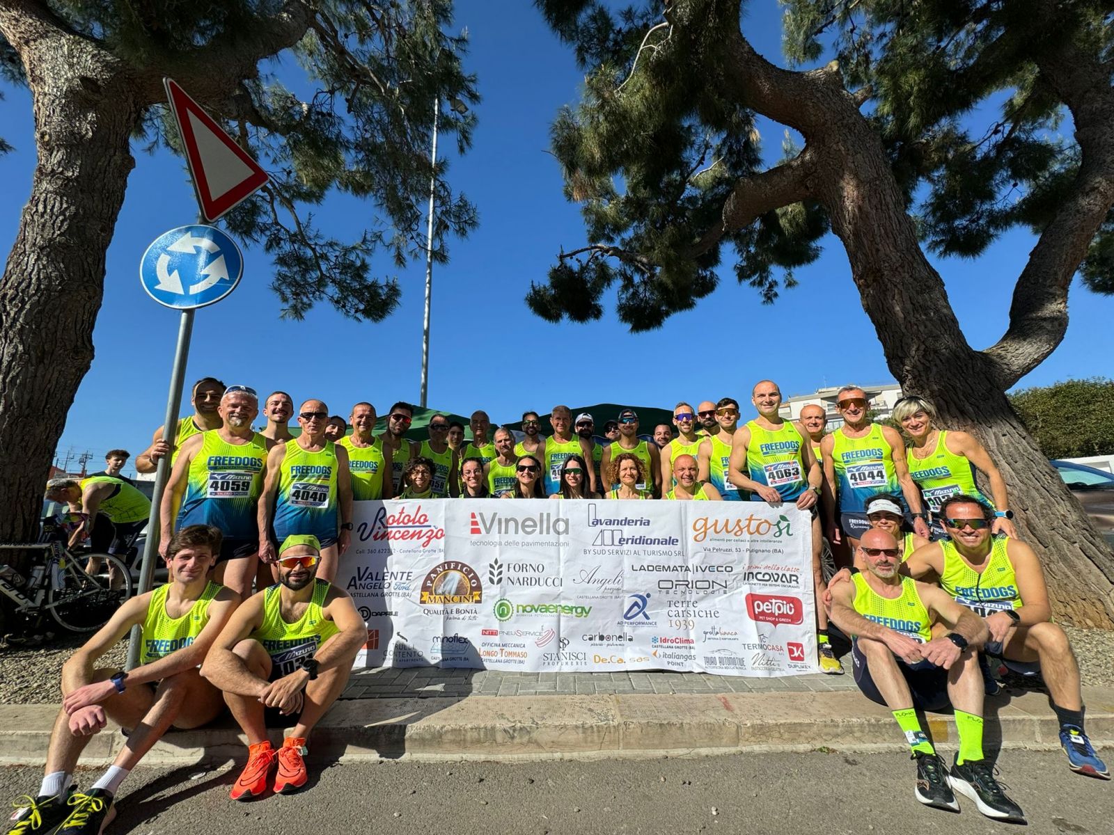 foto Domenica mattina, a Turi, per la 22ª Quattro Passi nella Storia erano in gara oltre 40 porta colori gialloblu