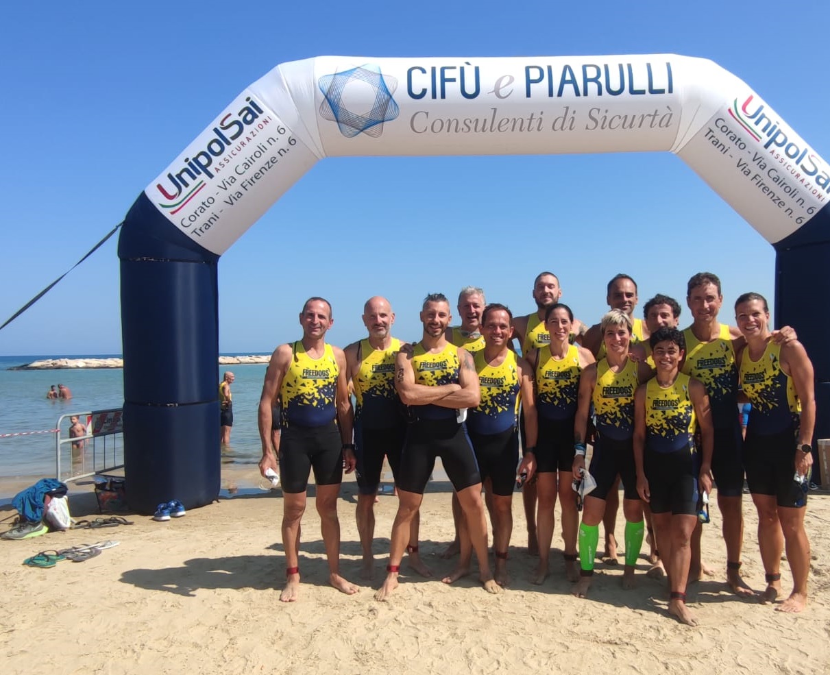 foto Domenica 10 settembre un gruppo di 14 triatlete e triatleti gialloblu, tra cui diversi esordienti nella disciplina, ha partecipato alla 5° edizione del Trani Triathlon Sprint